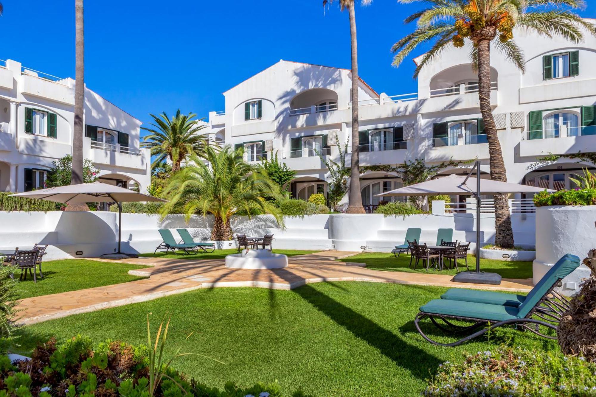 White Sands Beach Club Ареналь-д'эн-Кастель Экстерьер фото