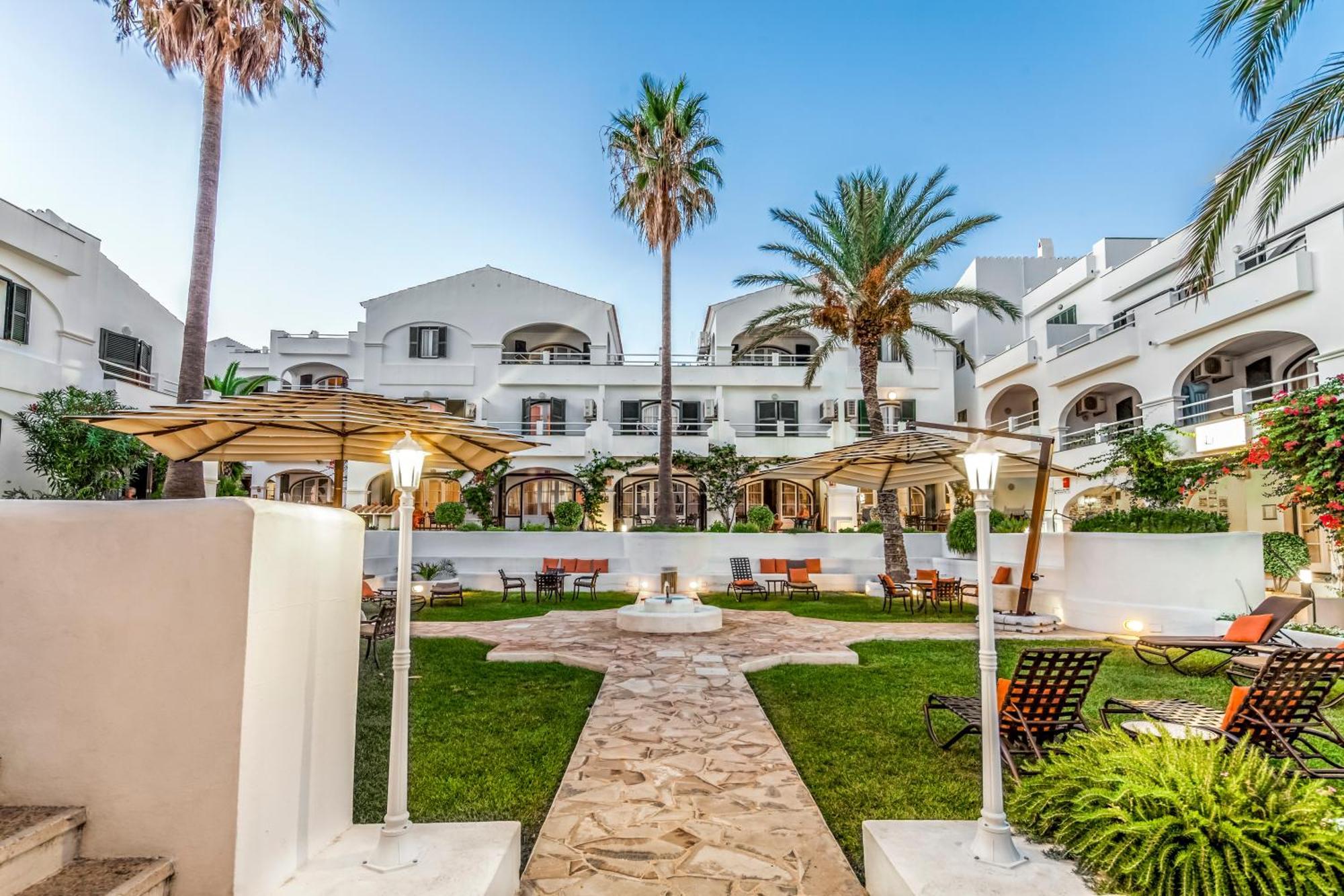 White Sands Beach Club Ареналь-д'эн-Кастель Экстерьер фото