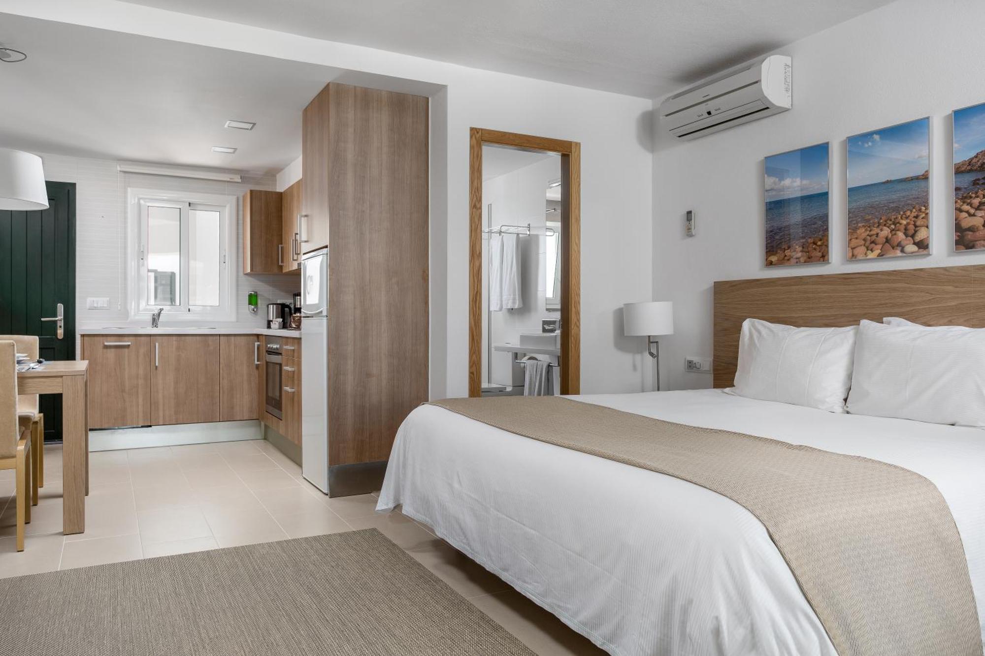 White Sands Beach Club Ареналь-д'эн-Кастель Экстерьер фото